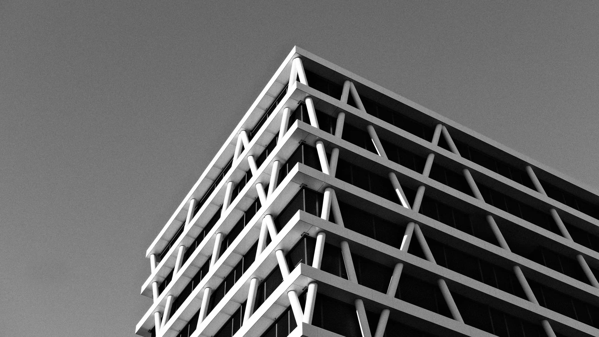 Zadowolony klient korzystający z usług finansowych